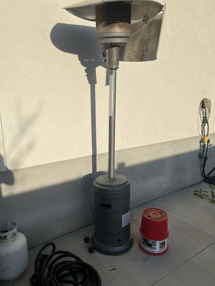 PATIO HEATER WITH HEAT DEFLECTOR