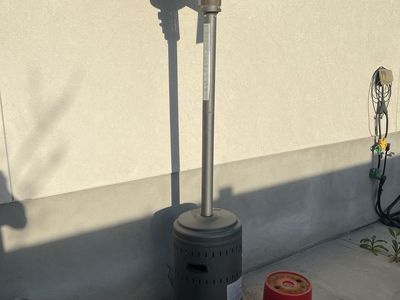 PATIO HEATER WITH HEAT DEFLECTOR