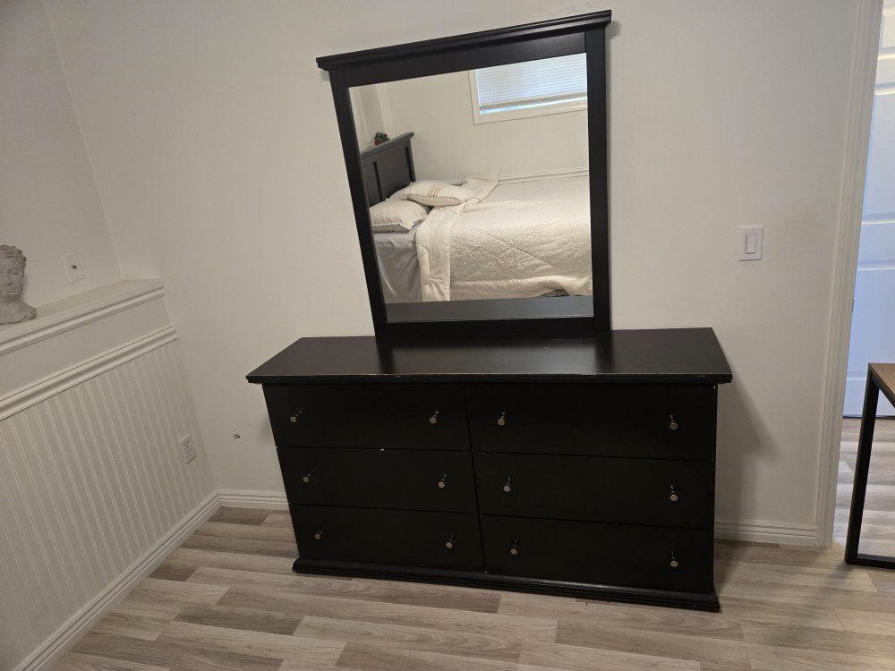 Ashley Furniture Maribel Black Queen Bed Frame & Dresser Set