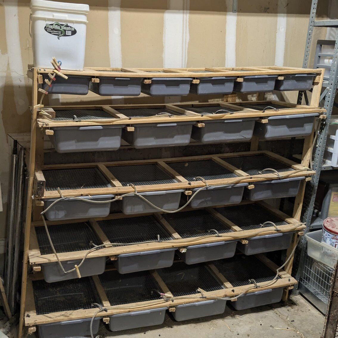 16 tub rat rack with watering system