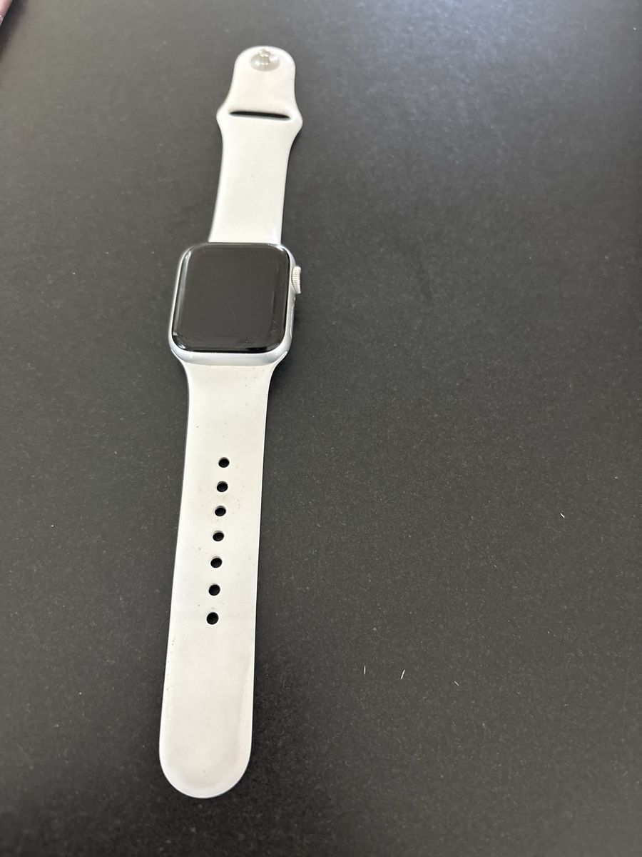 Apple Watch Series 4 40mm GPS, Silver Aluminum Case, White Sport Band (with charger)
