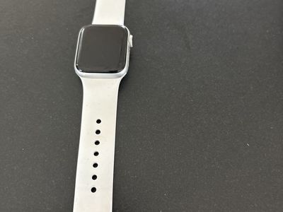 Apple Watch Series 4 40mm GPS, Silver Aluminum Case, White Sport Band (with charger)