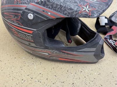 Red & Black Full-Face Helmet with Star Graphic Design