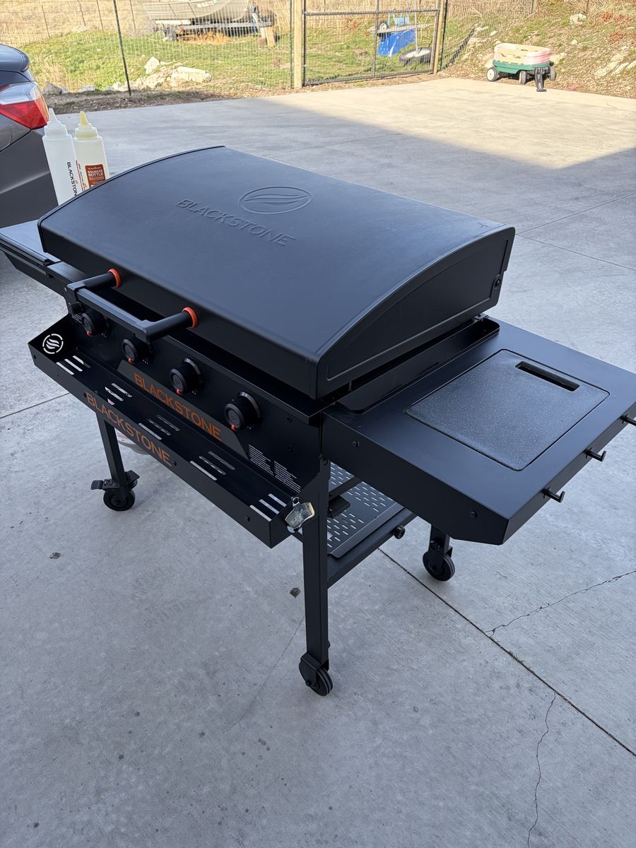 Blackstone 36” griddle with accessories. New condition