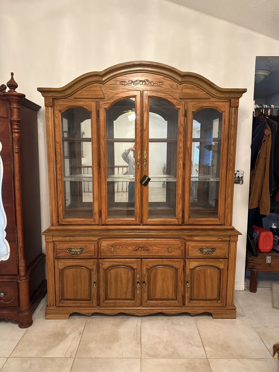 China hutch, in excellent condition, we are moving