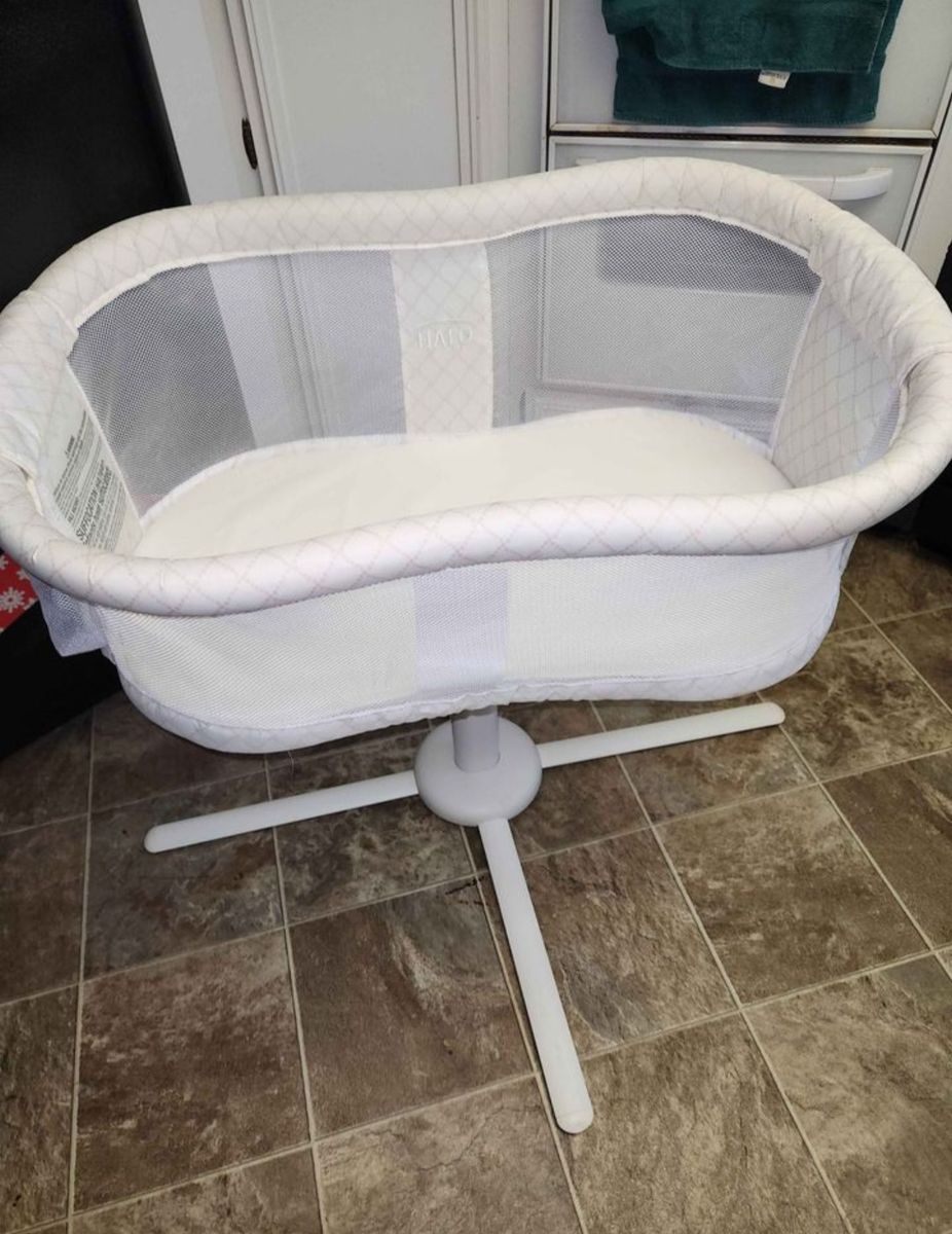 Halo 3885 Essentia Series Modern Lattice Bassinest Swivel Sleeper