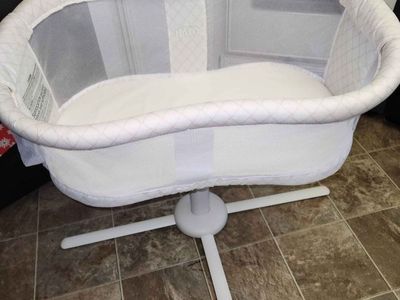 Halo 3885 Essentia Series Modern Lattice Bassinest Swivel Sleeper