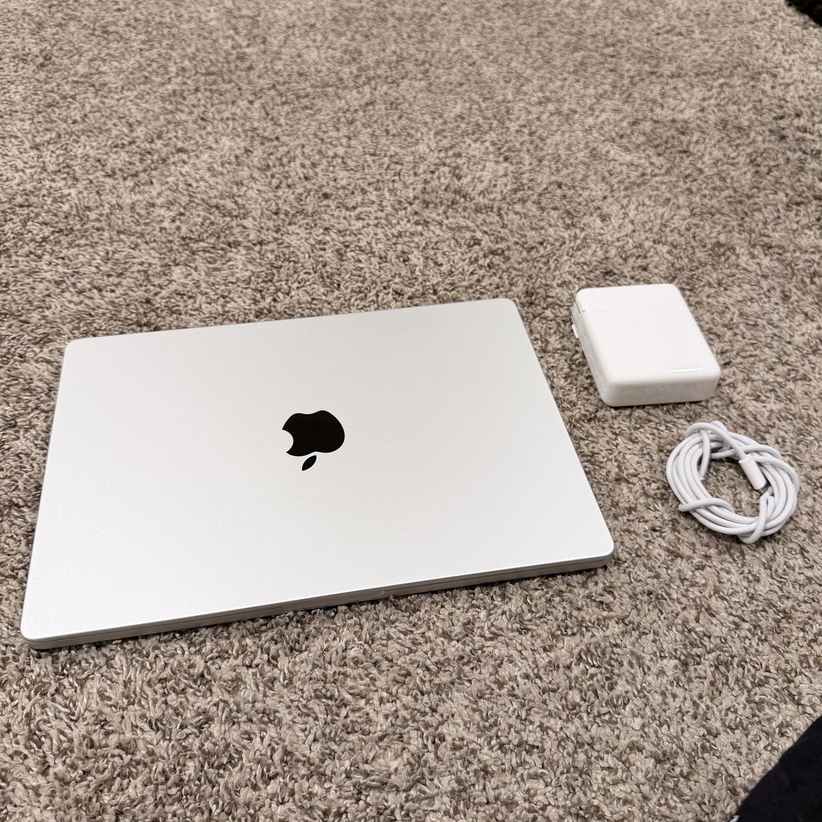 MacBook Pro M4 14-inch 2024 16GB Ram 512GB SSD Like New