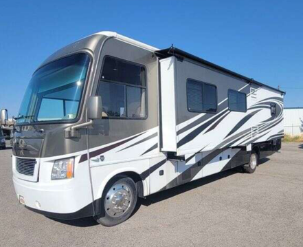 2011 Thor Challenger Low Miles, Two slides, Bath and a half