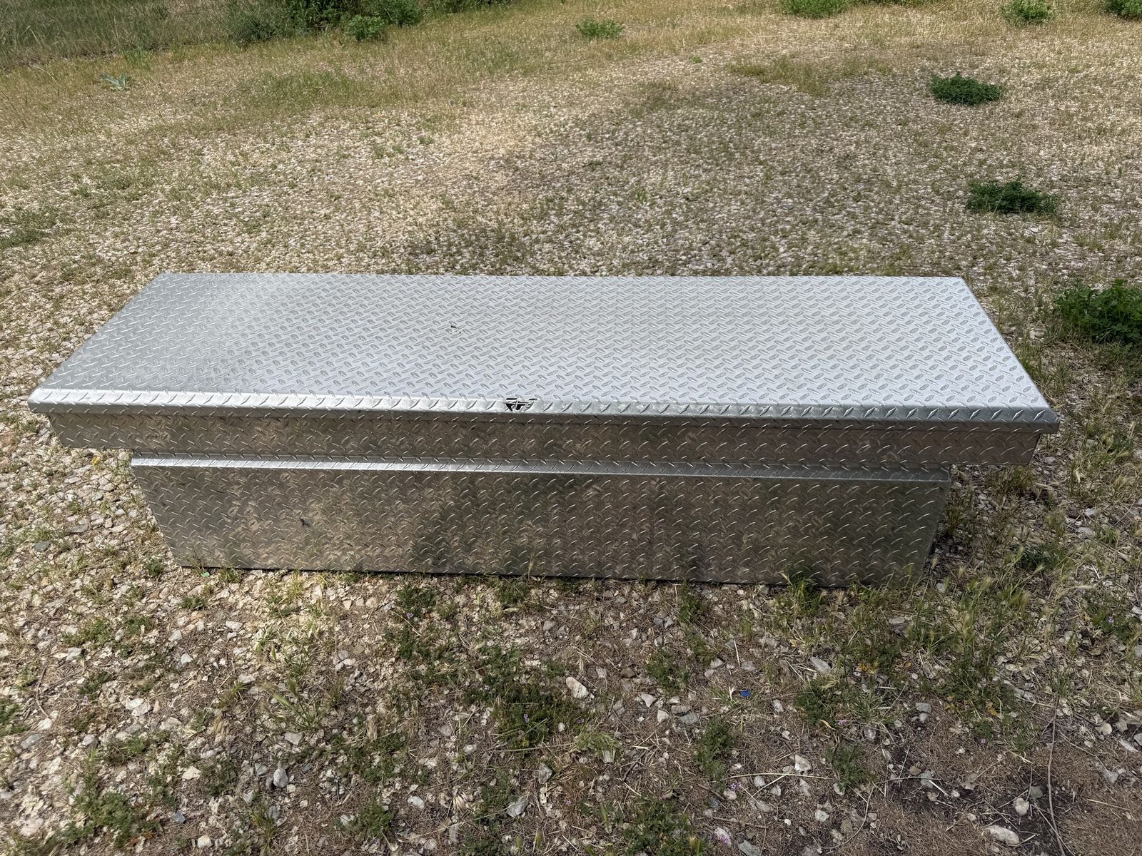 Truck bed tool box