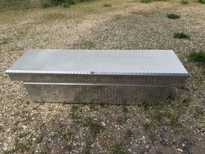 Truck bed tool box