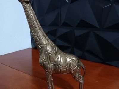 Vintage Brass Giraffe Sculpture.
Dimensions: 16"