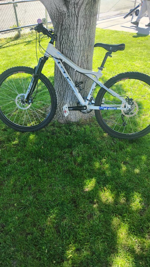 GT all terra avalanche 1.0 mountain bike