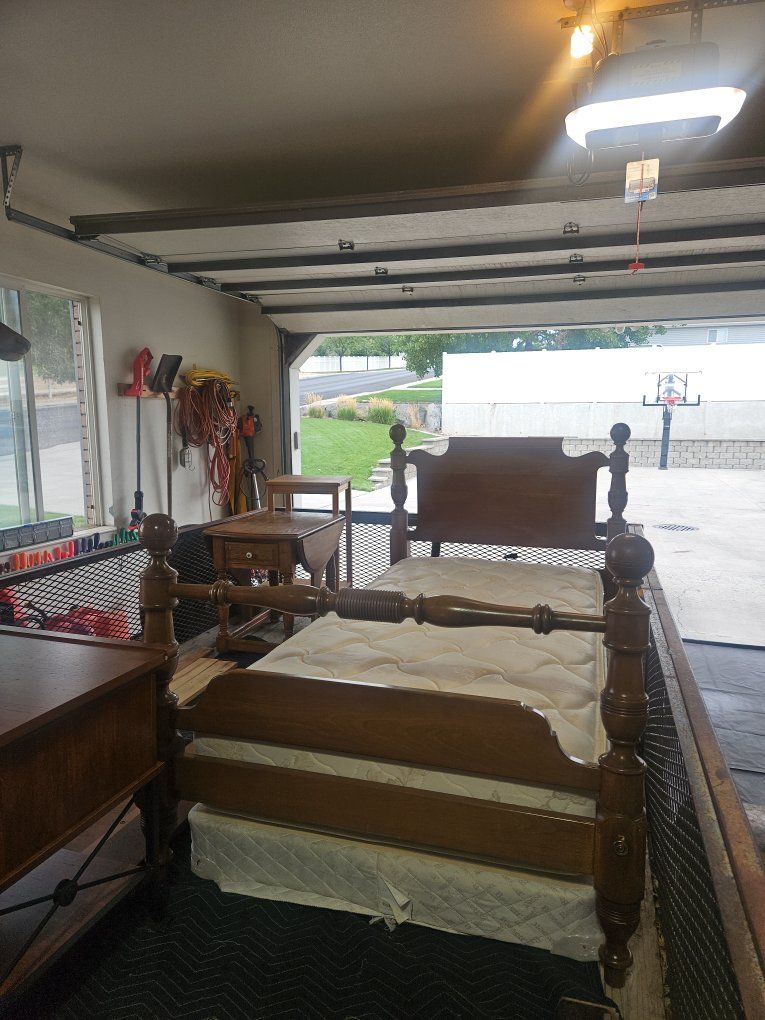 Wooden Spindle Post Twin Bed Frame with Mattress 