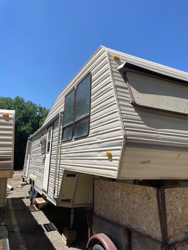 40' Elete 1987 5th Wheel Camp trailer