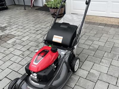 Honda HRX 217 Lawn Mower, Like New!