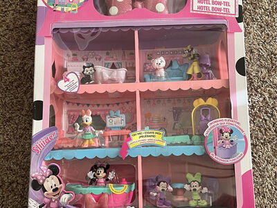 NEW: Disney Junior Minnie Mouse Bowtel Hotel