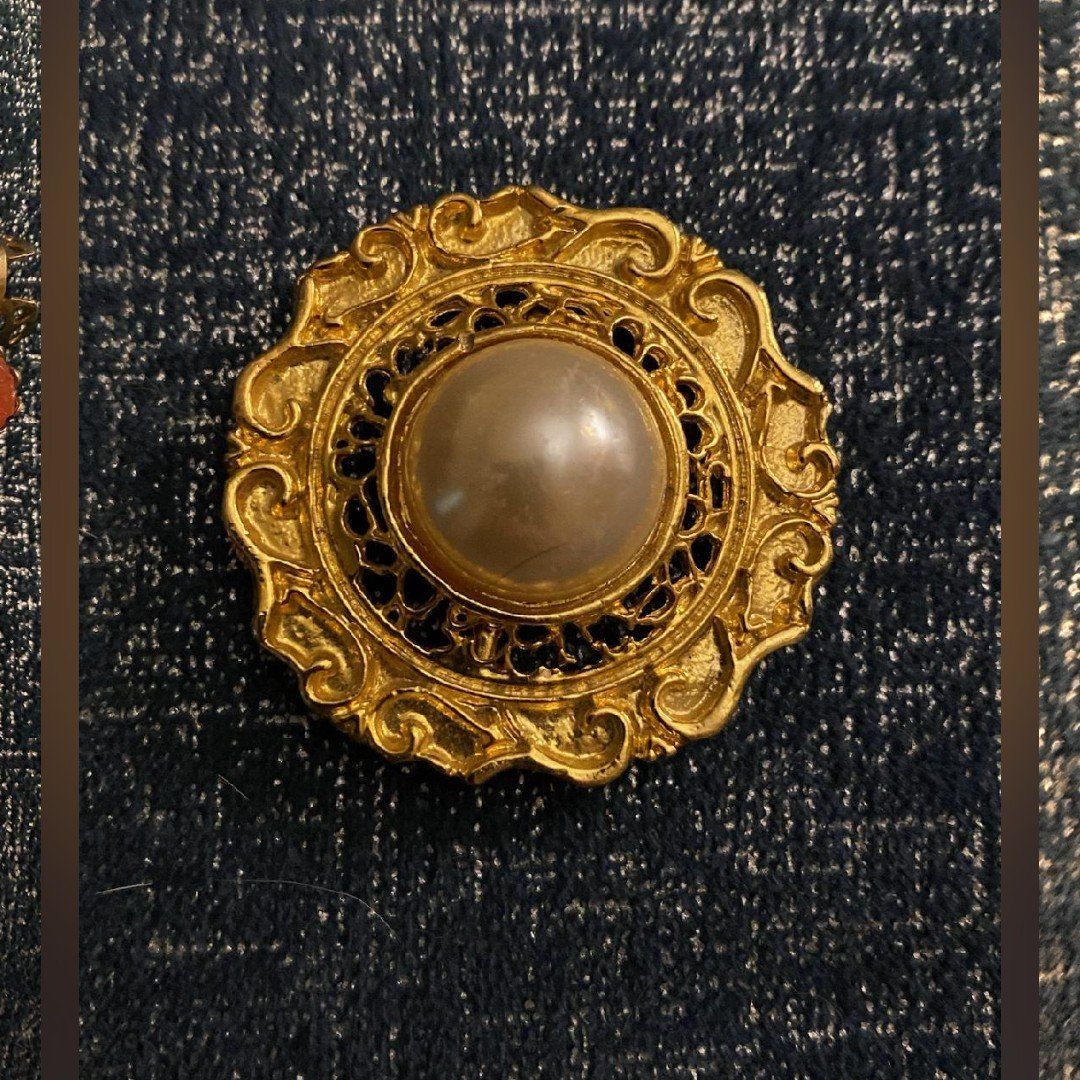 vintage gold tone faux pearl broch