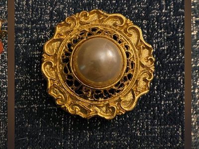 vintage gold tone faux pearl broch