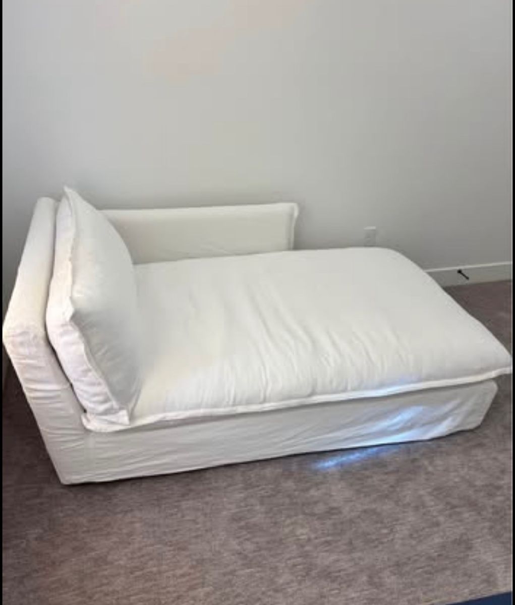 Sixpenny Neva daybed.