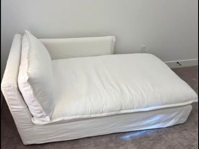 Sixpenny Neva daybed.
