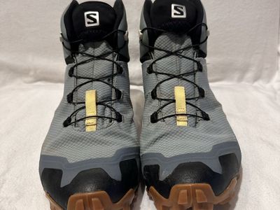 Salomon women’s size 9 grey/blue Gore-Tex Crosshike lightweight mid hiking boots