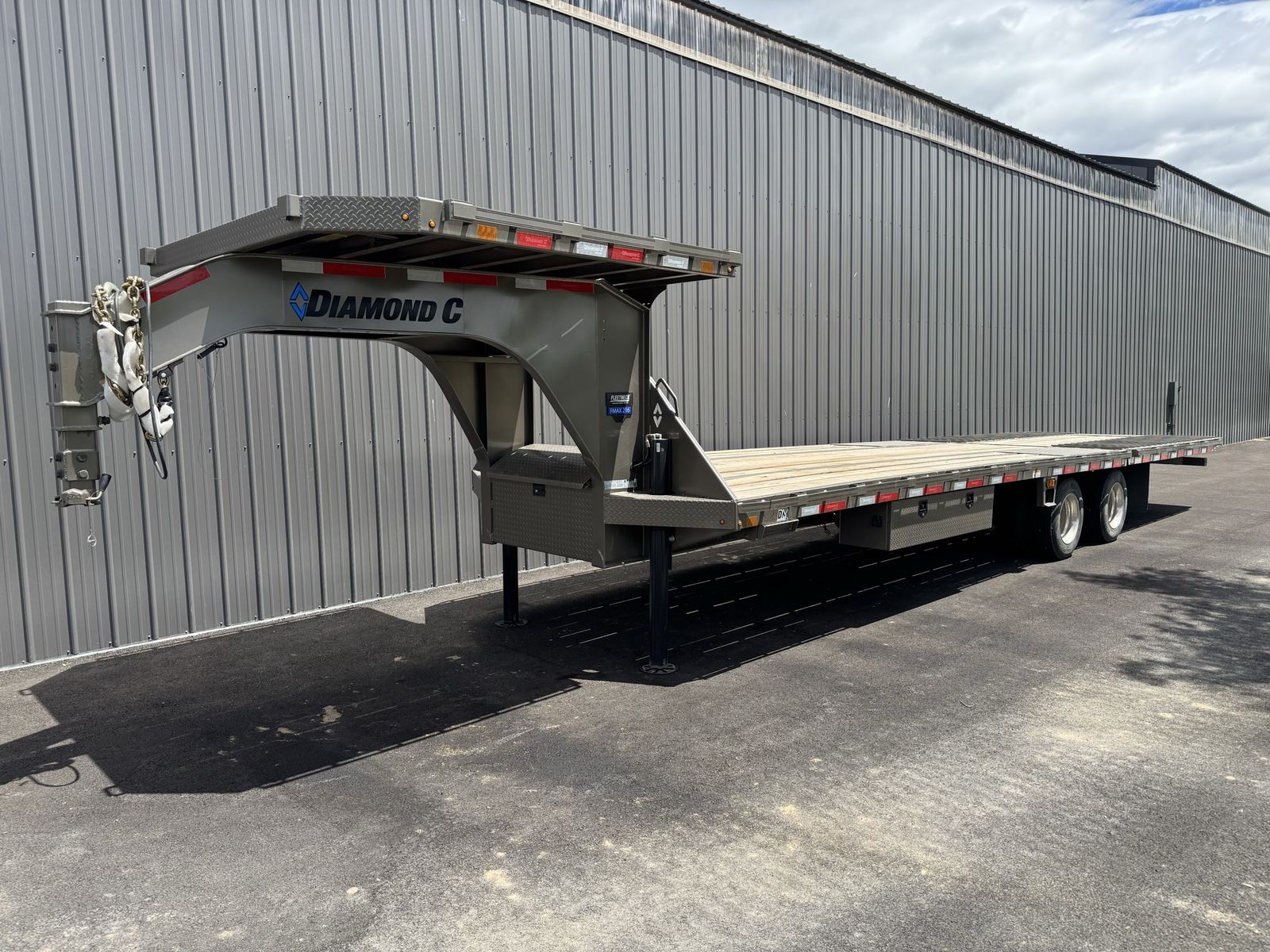2026 Diamond C FMAX-HDT 216 40K Hydraulic Dovetail Gooseneck 8.5x32 - Like New
