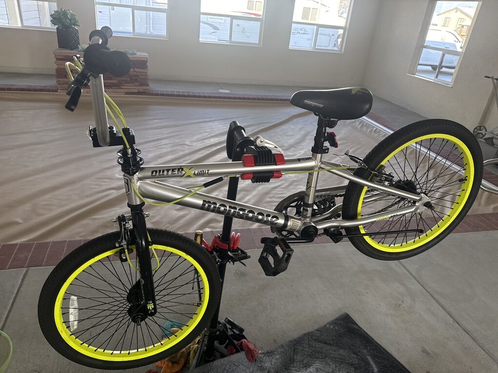 20 Inch Mongoose Freestyle Boys Bike