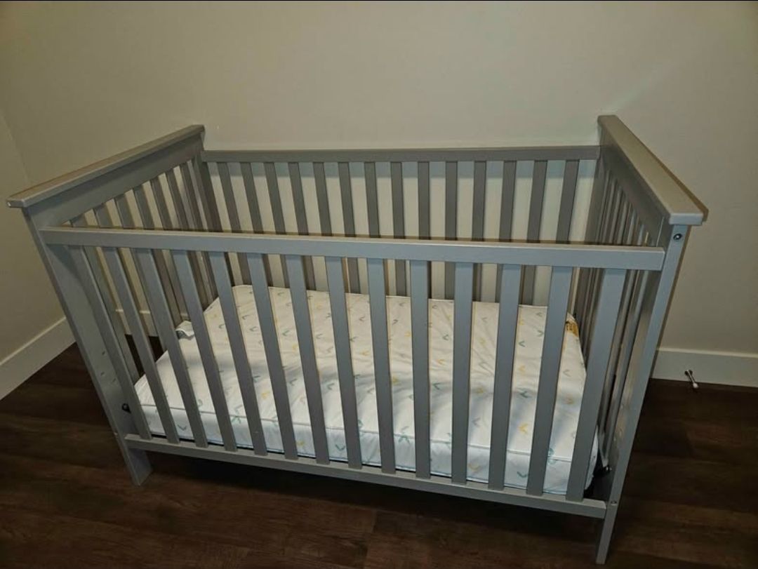 Cot and matress with sheets