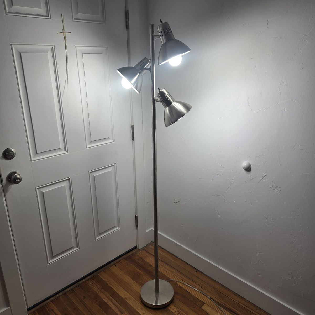 3-Light Brushed Nickel Floor Lampŵ
