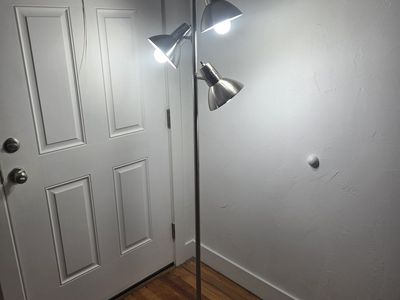 3-Light Brushed Nickel Floor Lampŵ