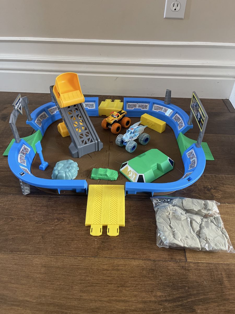 Monster Jam Monster Dirt Arena Playset