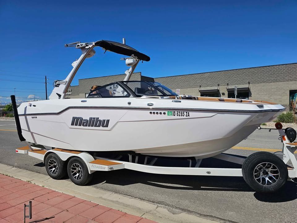 2023 Malibu M220 Surf Boat