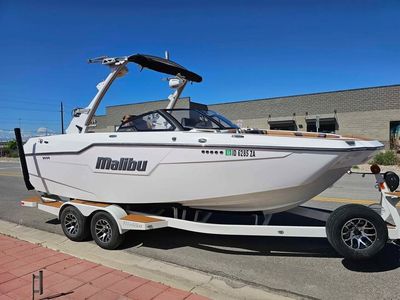 2023 Malibu M220 Surf Boat