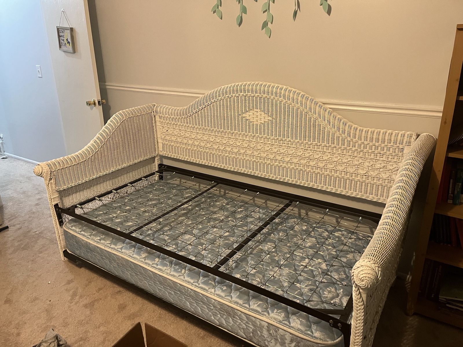 Wicker day bed with trundle