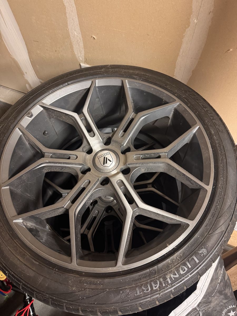 Asanti Black Label ABL38 22” Rims with Lionhart Tires