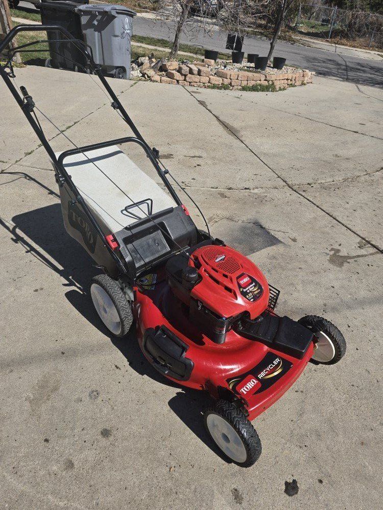 Toro self propelled lawn mower w Briggs power!