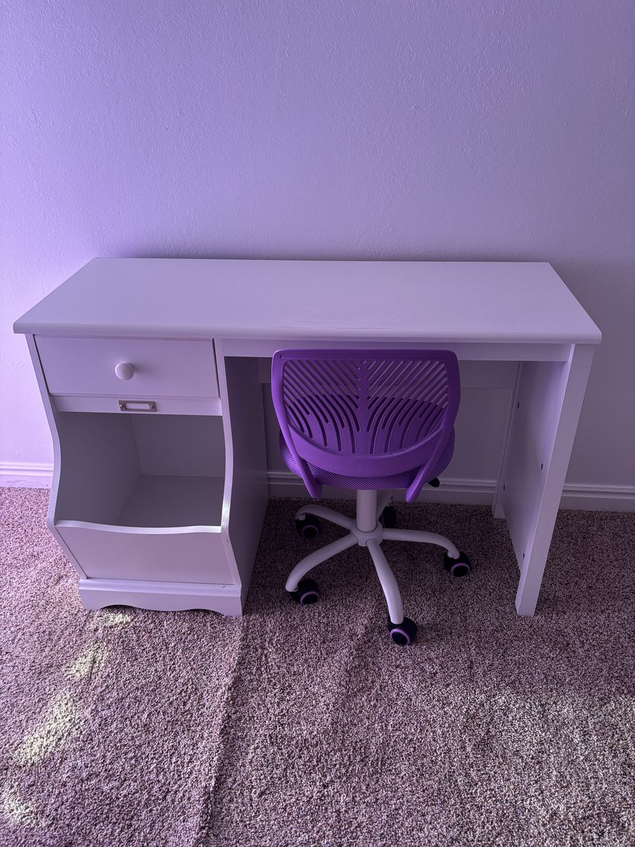 Child desk