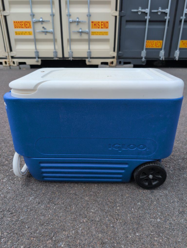 Igloo Blue & White Rolling Cooler - Great for Outdoor Events & Picnics