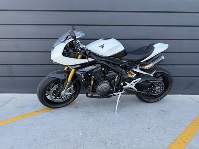 2022 Triumph Speed Triple 1200 RR Crystal White Storm Grey