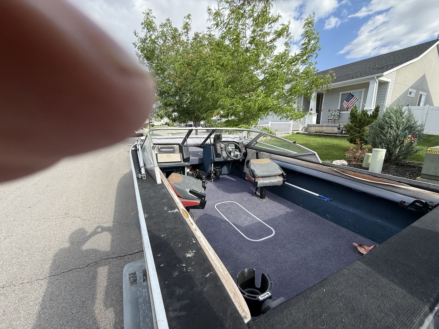 19' Fishing Boat Rental – 120 HP – 2023 Kicker – Fish Finder