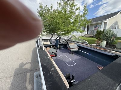 19' Fishing Boat Rental – 120 HP – 2023 Kicker – Fish Finder