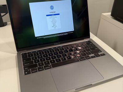 Macbook Pro 13in - Apple M1 Chip 8-core CPU, 8-core GPU - 8GB Memory - 256 GB SSD - Space Gray