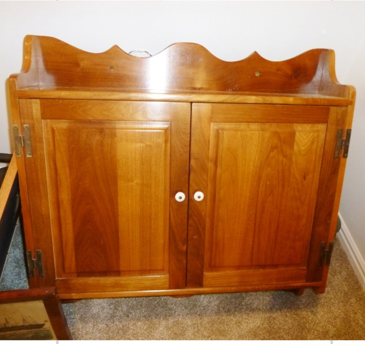 Hanging wall cupboard