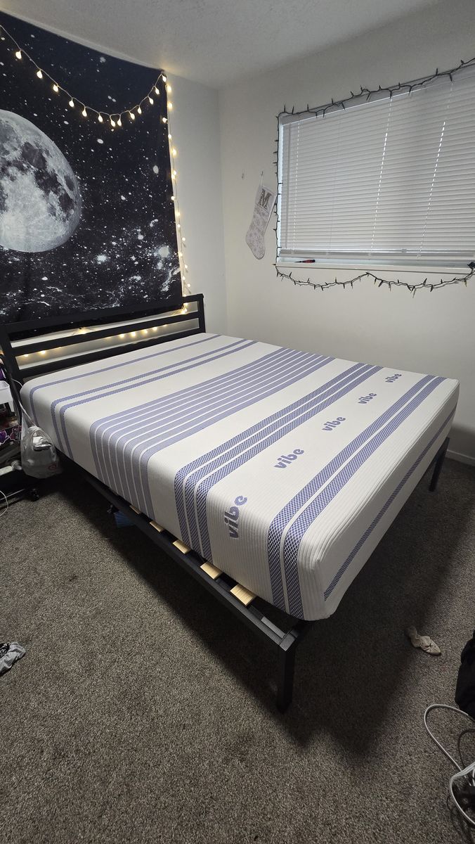 Zinus Queen bed & bedframe