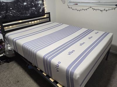 Zinus Queen bed & bedframe