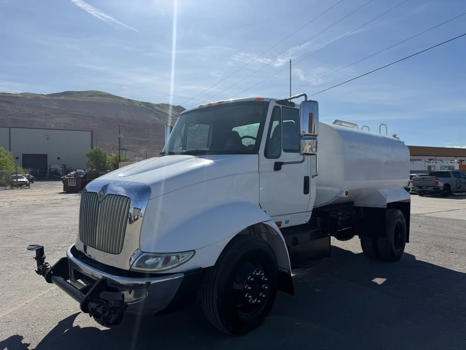 SWEET! 2007 INTERNATIONAL MODEL 8600 SBA 6X4 2000 GALLON WATER TRUCK