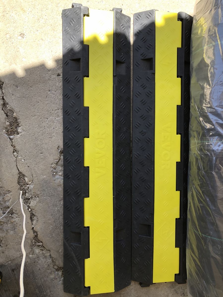 VEVOR 2-Channel Heavy Duty Cable Protector Ramp, 22000 lbs/axle Capacity, TPU, Indoor/Outdoor