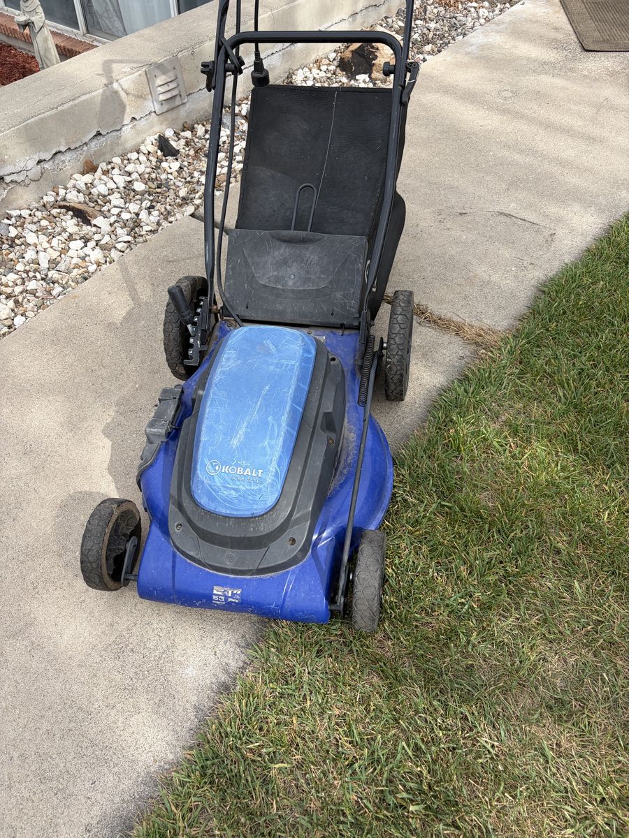 Electric lawnmower