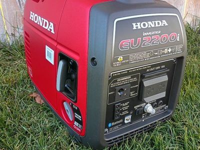 Honda EU2200i Inverter Generator Portable 2200 Watt CO-Minder Bluetooth